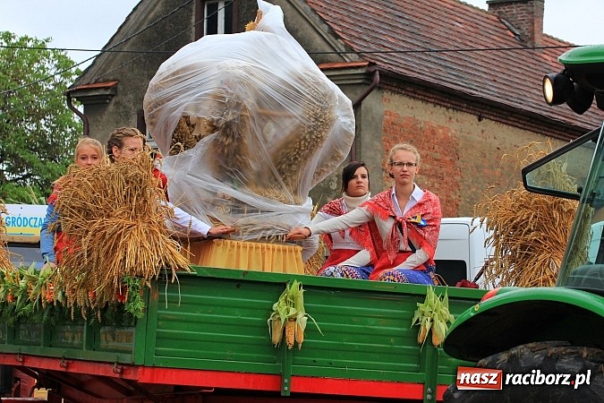 Zdjęcie w galerii na portalu naszraciborz.pl: Święto plonów w Żerdzinach z mażoretkami wiadomości z regionu