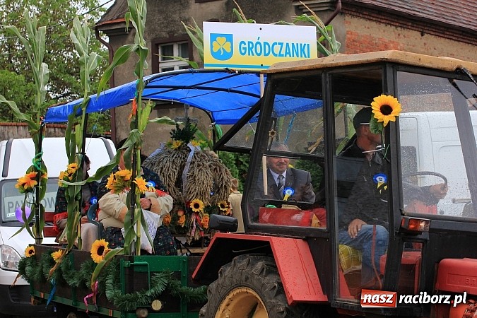 Zdjęcie w galerii na portalu naszraciborz.pl: Święto plonów w Żerdzinach z mażoretkami wiadomości z regionu