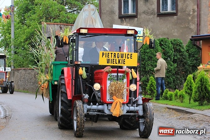 Zdjęcie w galerii na portalu naszraciborz.pl: Święto plonów w Żerdzinach z mażoretkami wiadomości z regionu