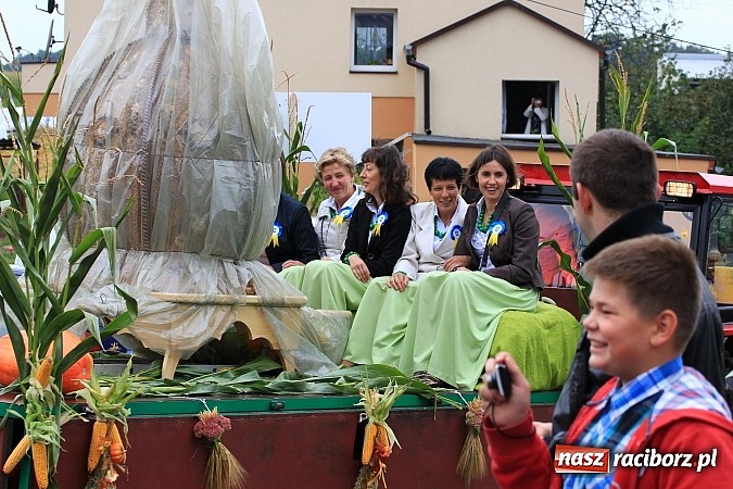 Zdjęcie w galerii na portalu naszraciborz.pl: Święto plonów w Żerdzinach z mażoretkami wiadomości z regionu