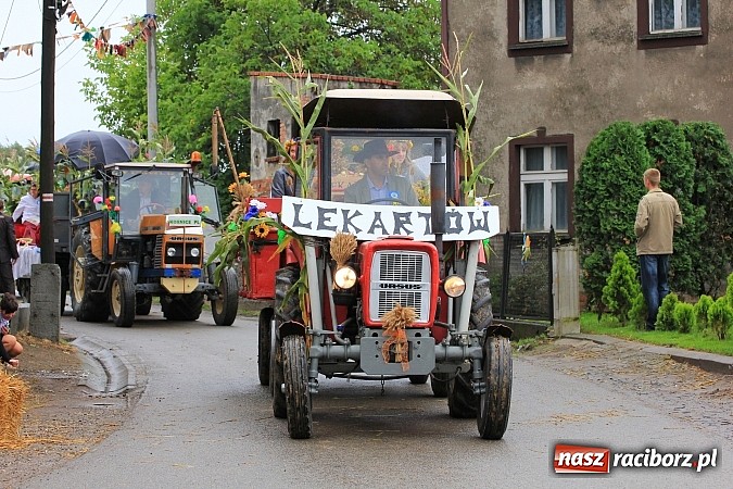 Zdjęcie w galerii na portalu naszraciborz.pl: Święto plonów w Żerdzinach z mażoretkami wiadomości z regionu