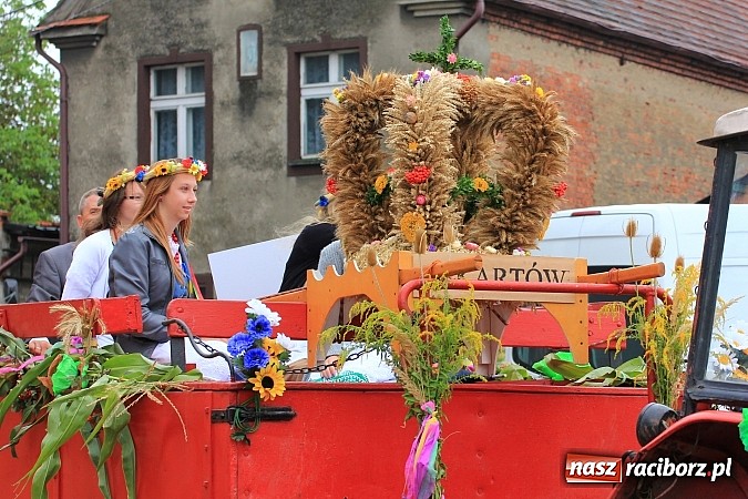 Zdjęcie w galerii na portalu naszraciborz.pl: Święto plonów w Żerdzinach z mażoretkami wiadomości z regionu