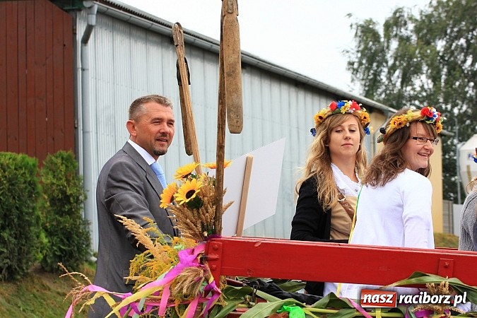 Zdjęcie w galerii na portalu naszraciborz.pl: Święto plonów w Żerdzinach z mażoretkami wiadomości z regionu