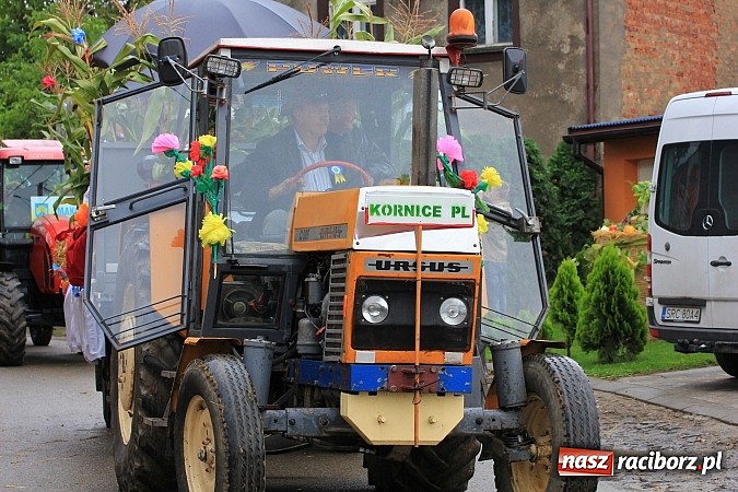Zdjęcie w galerii na portalu naszraciborz.pl: Święto plonów w Żerdzinach z mażoretkami wiadomości z regionu