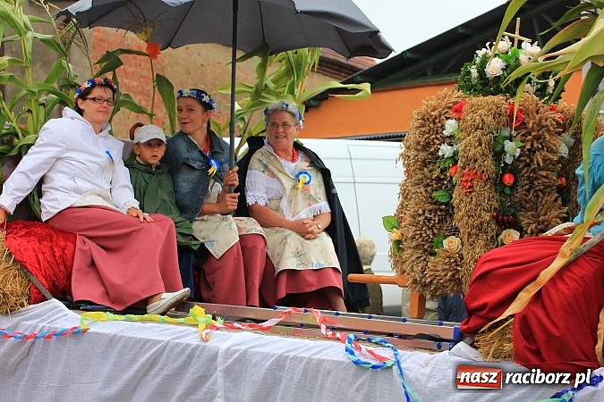 Zdjęcie w galerii na portalu naszraciborz.pl: Święto plonów w Żerdzinach z mażoretkami wiadomości z regionu