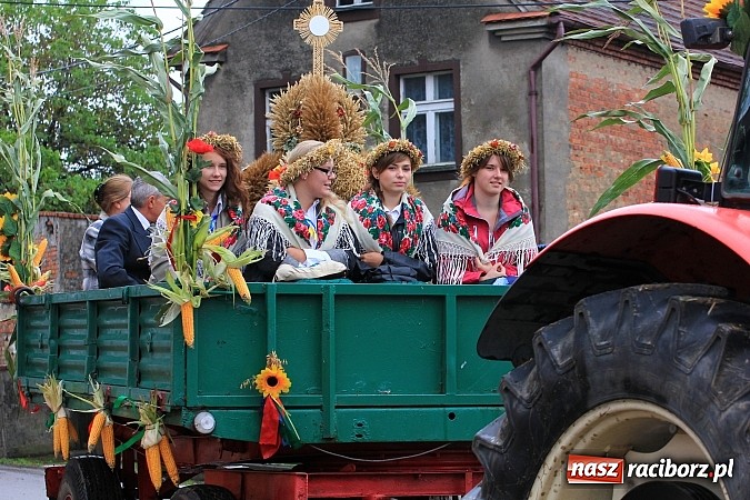 Zdjęcie w galerii na portalu naszraciborz.pl: Święto plonów w Żerdzinach z mażoretkami wiadomości z regionu