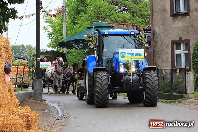 Zdjęcie w galerii na portalu naszraciborz.pl: Święto plonów w Żerdzinach z mażoretkami wiadomości z regionu