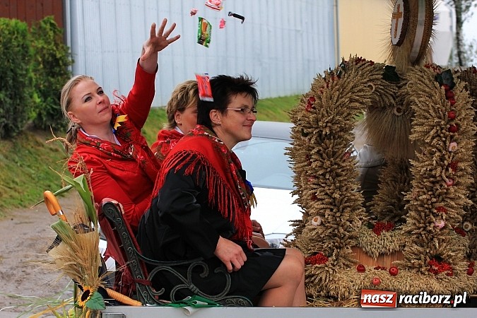 Zdjęcie w galerii na portalu naszraciborz.pl: Święto plonów w Żerdzinach z mażoretkami wiadomości z regionu