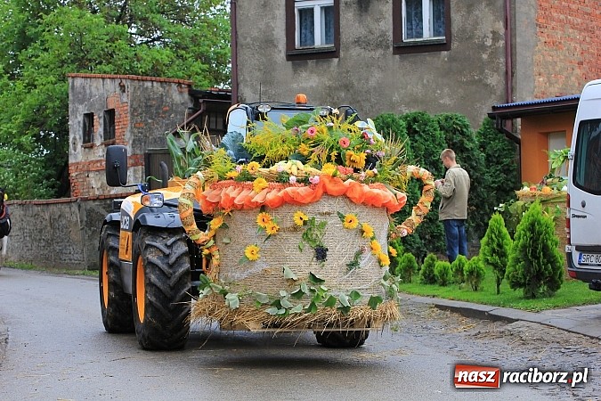 Zdjęcie w galerii na portalu naszraciborz.pl: Święto plonów w Żerdzinach z mażoretkami wiadomości z regionu
