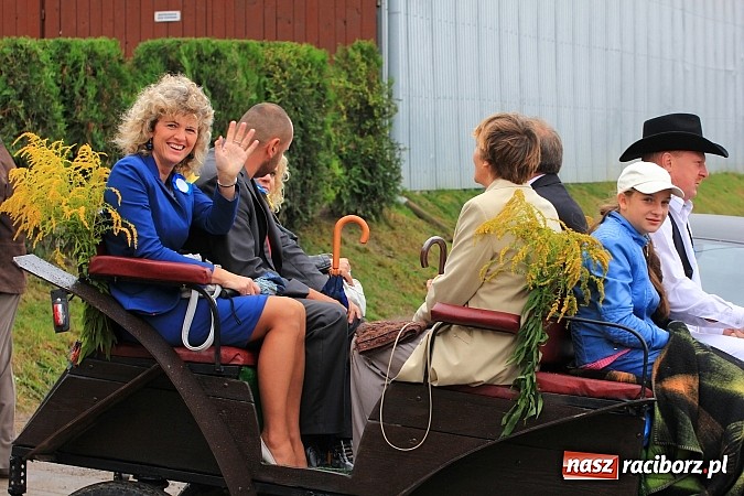 Zdjęcie w galerii na portalu naszraciborz.pl: Święto plonów w Żerdzinach z mażoretkami wiadomości z regionu