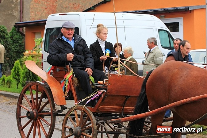 Zdjęcie w galerii na portalu naszraciborz.pl: Święto plonów w Żerdzinach z mażoretkami wiadomości z regionu