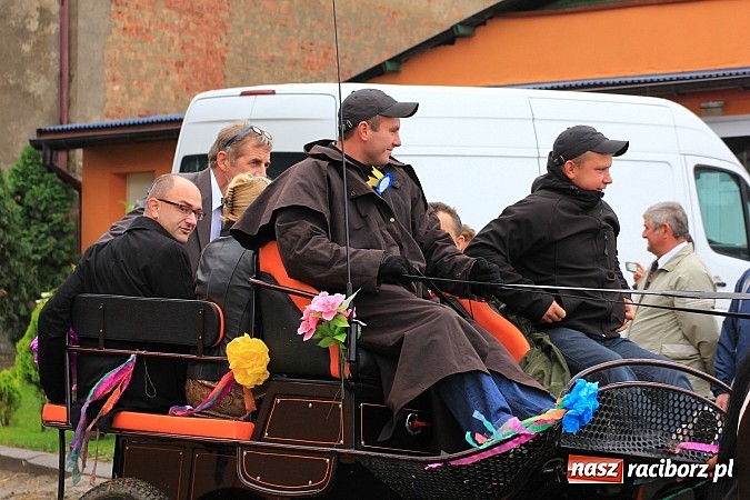 Zdjęcie w galerii na portalu naszraciborz.pl: Święto plonów w Żerdzinach z mażoretkami wiadomości z regionu