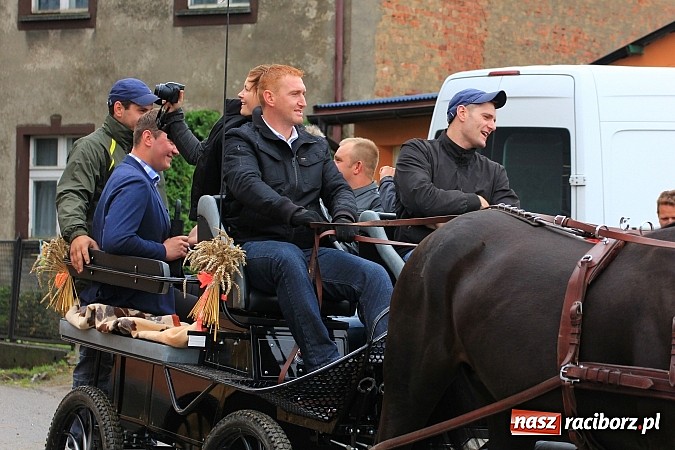 Zdjęcie w galerii na portalu naszraciborz.pl: Święto plonów w Żerdzinach z mażoretkami wiadomości z regionu