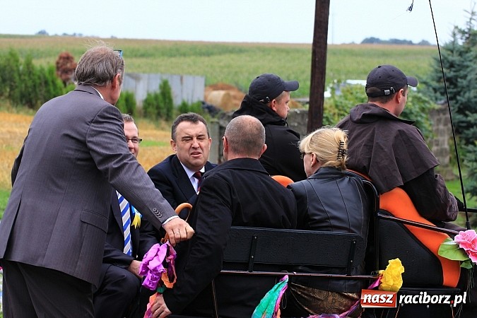 Zdjęcie w galerii na portalu naszraciborz.pl: Święto plonów w Żerdzinach z mażoretkami wiadomości z regionu