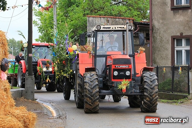 Zdjęcie w galerii na portalu naszraciborz.pl: Święto plonów w Żerdzinach z mażoretkami wiadomości z regionu