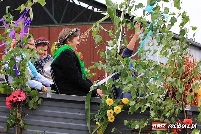 Zdjęcie w galerii na portalu naszraciborz.pl: Święto plonów w Żerdzinach z mażoretkami wiadomości z regionu