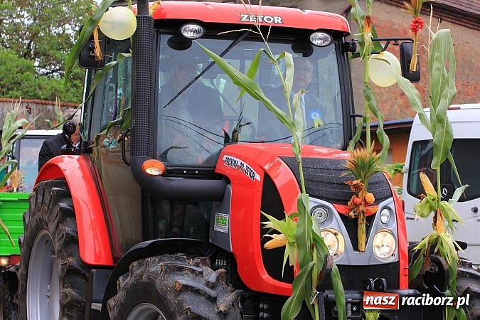 Zdjęcie w galerii na portalu naszraciborz.pl: Święto plonów w Żerdzinach z mażoretkami wiadomości z regionu