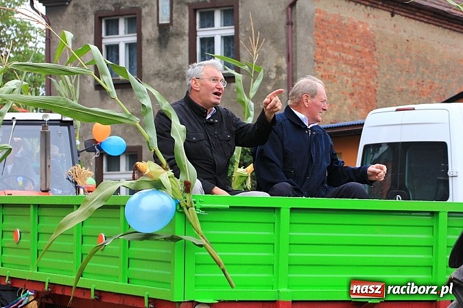 Zdjęcie w galerii na portalu naszraciborz.pl: Święto plonów w Żerdzinach z mażoretkami wiadomości z regionu