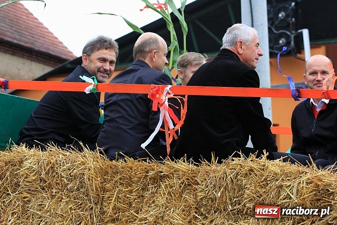 Zdjęcie w galerii na portalu naszraciborz.pl: Święto plonów w Żerdzinach z mażoretkami wiadomości z regionu