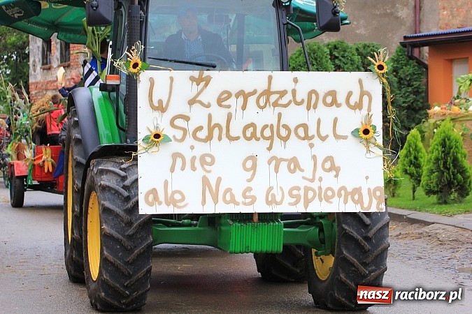 Zdjęcie w galerii na portalu naszraciborz.pl: Święto plonów w Żerdzinach z mażoretkami wiadomości z regionu
