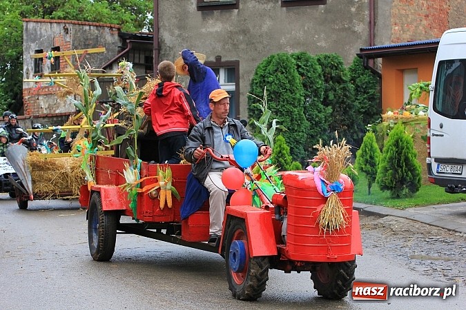 Zdjęcie w galerii na portalu naszraciborz.pl: Święto plonów w Żerdzinach z mażoretkami wiadomości z regionu