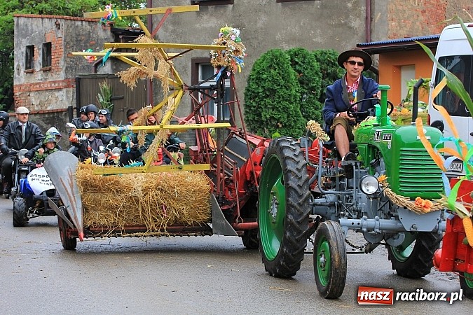 Zdjęcie w galerii na portalu naszraciborz.pl: Święto plonów w Żerdzinach z mażoretkami wiadomości z regionu