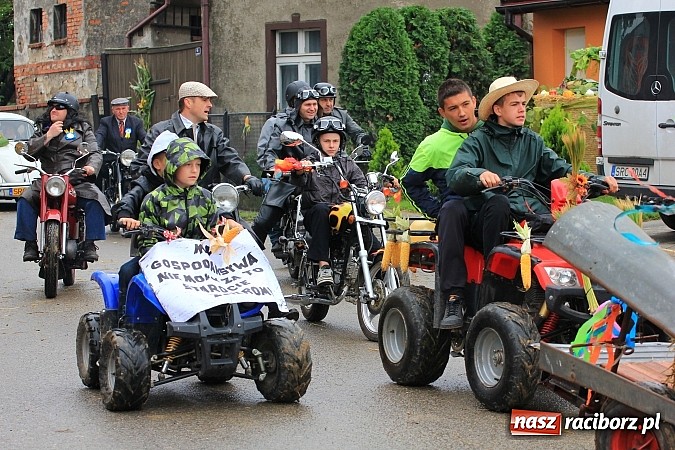 Zdjęcie w galerii na portalu naszraciborz.pl: Święto plonów w Żerdzinach z mażoretkami wiadomości z regionu