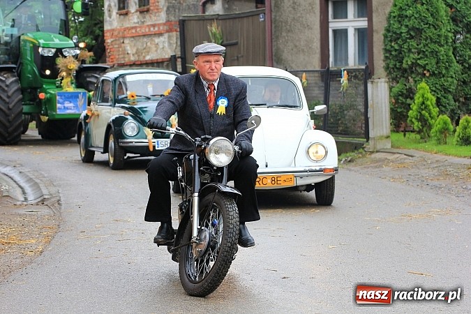 Zdjęcie w galerii na portalu naszraciborz.pl: Święto plonów w Żerdzinach z mażoretkami wiadomości z regionu