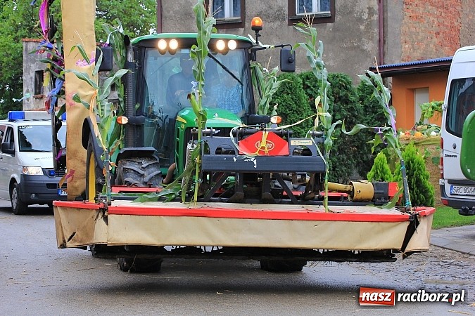 Zdjęcie w galerii na portalu naszraciborz.pl: Święto plonów w Żerdzinach z mażoretkami wiadomości z regionu