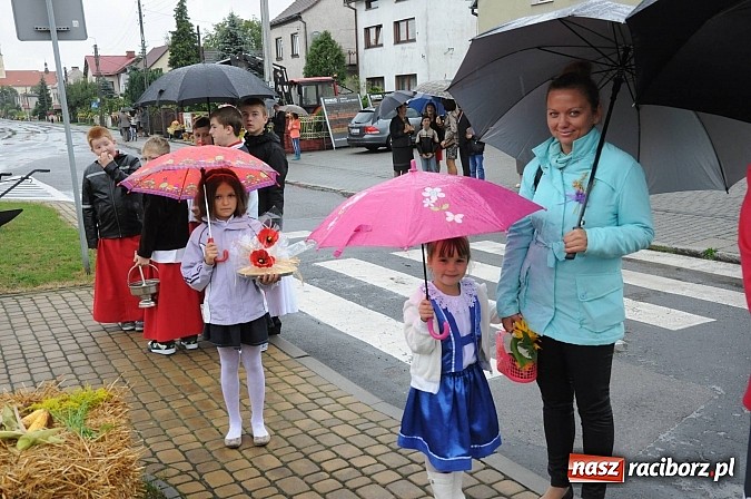 Zdjęcie w galerii na portalu naszraciborz.pl: W Tworkowie dziękowali za plony z misjonarzem wiadomości z regionu