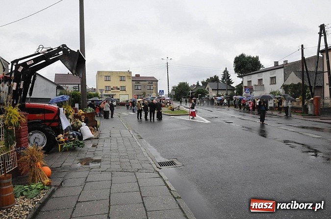 Zdjęcie w galerii na portalu naszraciborz.pl: W Tworkowie dziękowali za plony z misjonarzem wiadomości z regionu