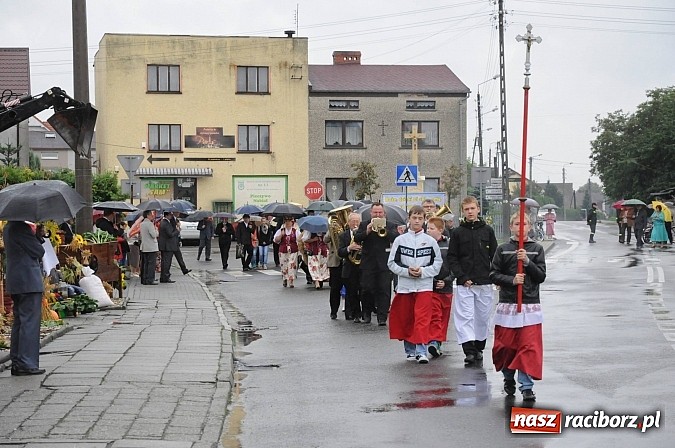 Zdjęcie w galerii na portalu naszraciborz.pl: W Tworkowie dziękowali za plony z misjonarzem wiadomości z regionu