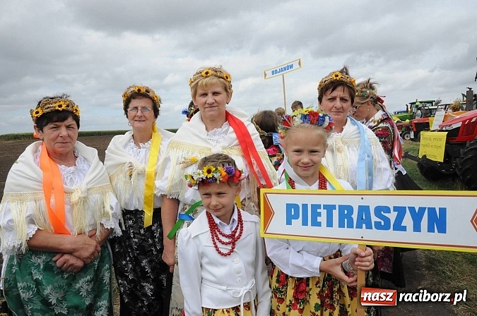 Zdjęcie w galerii na portalu naszraciborz.pl: W Pietraszynie korowód podziwiała cała wieś wiadomości z regionu