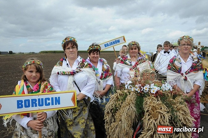 Zdjęcie w galerii na portalu naszraciborz.pl: W Pietraszynie korowód podziwiała cała wieś wiadomości z regionu