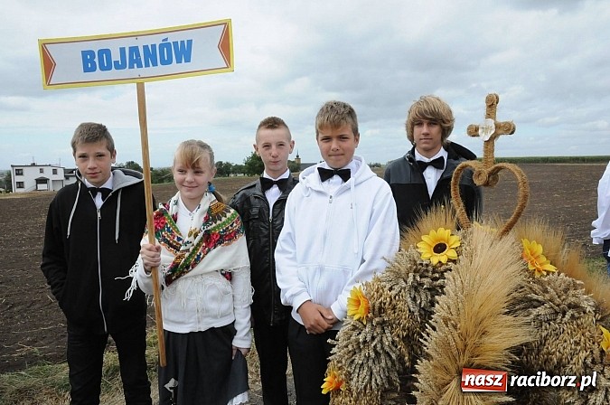 Zdjęcie w galerii na portalu naszraciborz.pl: W Pietraszynie korowód podziwiała cała wieś wiadomości z regionu