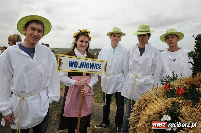 Zdjęcie w galerii na portalu naszraciborz.pl: W Pietraszynie korowód podziwiała cała wieś wiadomości z regionu