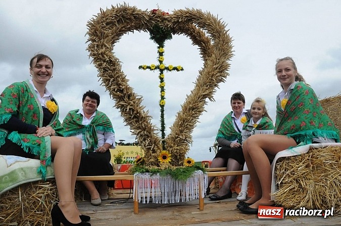 Zdjęcie w galerii na portalu naszraciborz.pl: W Pietraszynie korowód podziwiała cała wieś wiadomości z regionu