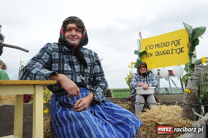 Zdjęcie w galerii na portalu naszraciborz.pl: W Pietraszynie korowód podziwiała cała wieś wiadomości z regionu