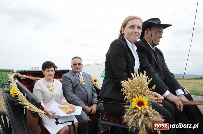 Zdjęcie w galerii na portalu naszraciborz.pl: W Pietraszynie korowód podziwiała cała wieś wiadomości z regionu