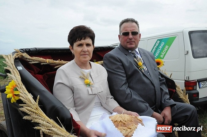 Zdjęcie w galerii na portalu naszraciborz.pl: W Pietraszynie korowód podziwiała cała wieś wiadomości z regionu