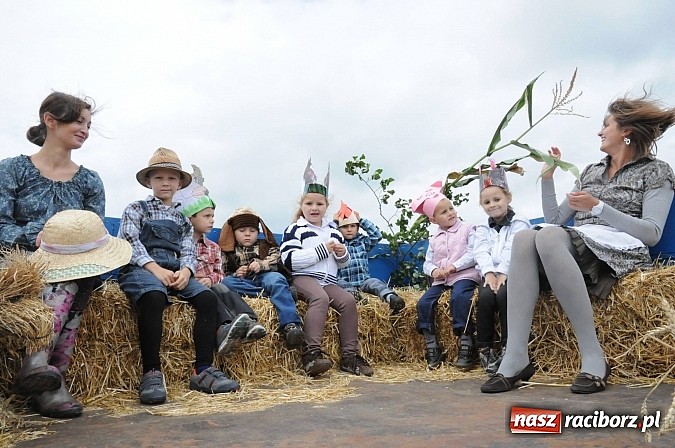 Zdjęcie w galerii na portalu naszraciborz.pl: W Pietraszynie korowód podziwiała cała wieś wiadomości z regionu