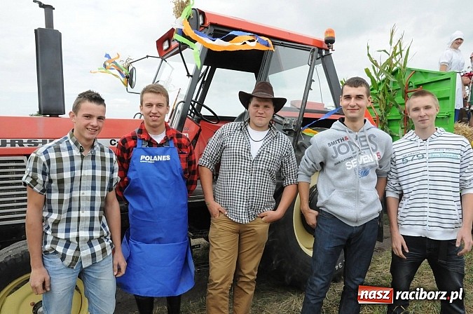 Zdjęcie w galerii na portalu naszraciborz.pl: W Pietraszynie korowód podziwiała cała wieś wiadomości z regionu