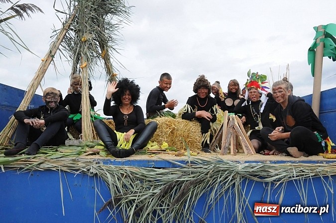 Zdjęcie w galerii na portalu naszraciborz.pl: W Pietraszynie korowód podziwiała cała wieś wiadomości z regionu