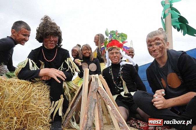 Zdjęcie w galerii na portalu naszraciborz.pl: W Pietraszynie korowód podziwiała cała wieś wiadomości z regionu