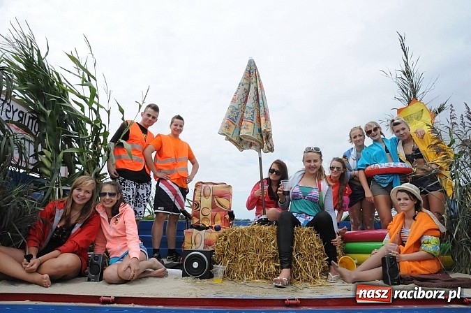 Zdjęcie w galerii na portalu naszraciborz.pl: W Pietraszynie korowód podziwiała cała wieś wiadomości z regionu