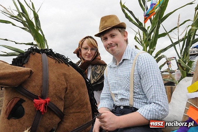 Zdjęcie w galerii na portalu naszraciborz.pl: W Pietraszynie korowód podziwiała cała wieś wiadomości z regionu