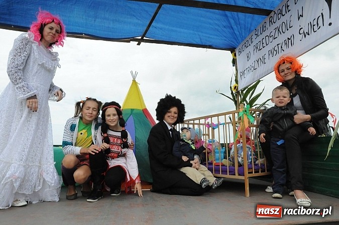 Zdjęcie w galerii na portalu naszraciborz.pl: W Pietraszynie korowód podziwiała cała wieś wiadomości z regionu