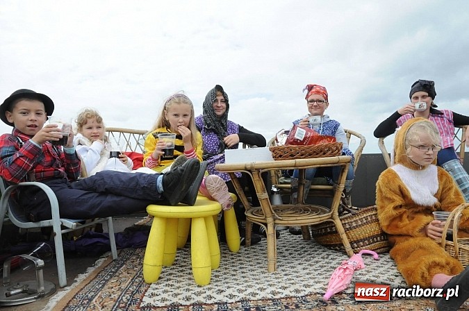 Zdjęcie w galerii na portalu naszraciborz.pl: W Pietraszynie korowód podziwiała cała wieś wiadomości z regionu