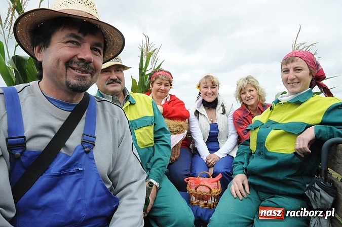 Zdjęcie w galerii na portalu naszraciborz.pl: W Pietraszynie korowód podziwiała cała wieś wiadomości z regionu
