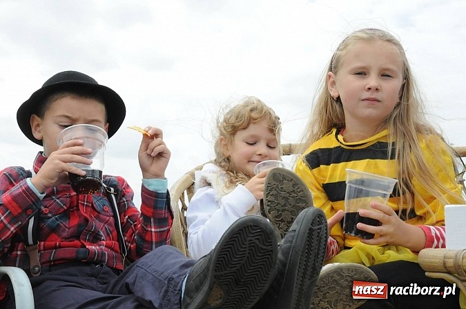 Zdjęcie w galerii na portalu naszraciborz.pl: W Pietraszynie korowód podziwiała cała wieś wiadomości z regionu